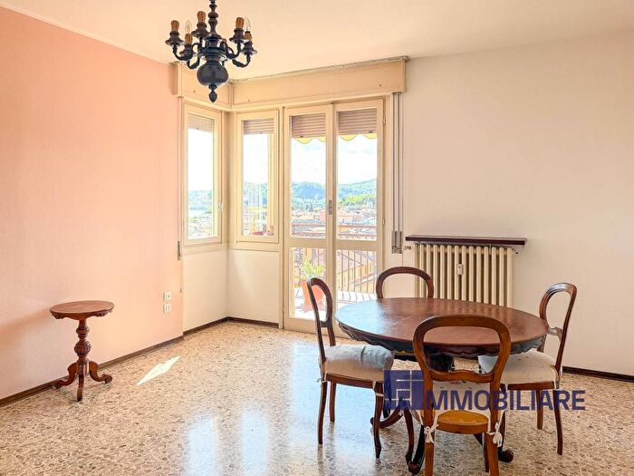 Appartamento trilocale in affitto in Via Giuseppe Mazzini, Centro, Angera