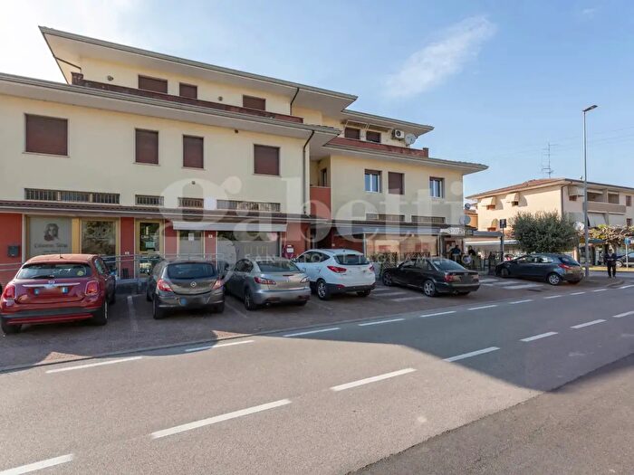 Appartamento trilocale in vendita in Piazza San Michele Arcangelo, Azzano Decimo