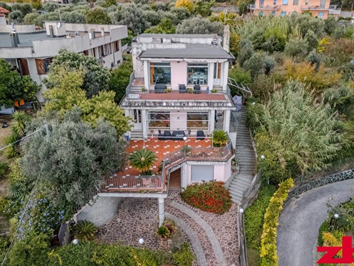 Casa con 10 locali in vendita in Via Nuova Castagnabuona, Varazze