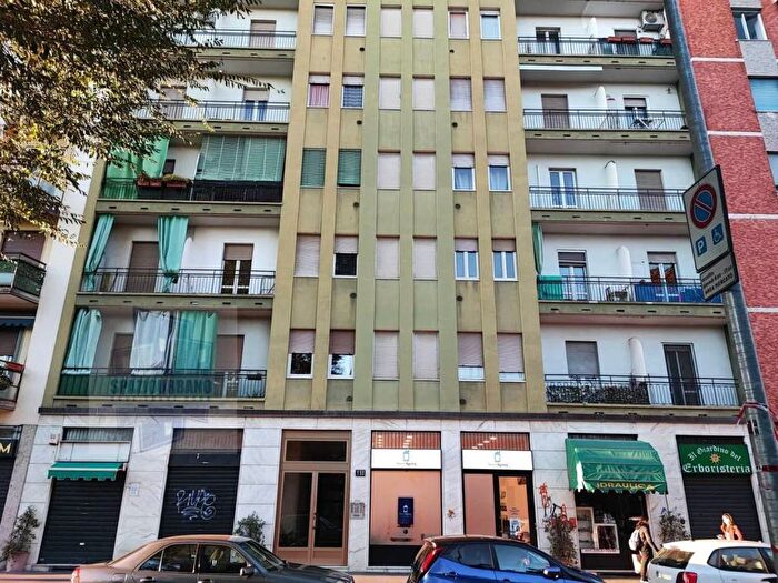 Appartamento trilocale in affitto in Largo Giambellino, Giambellino, Milano