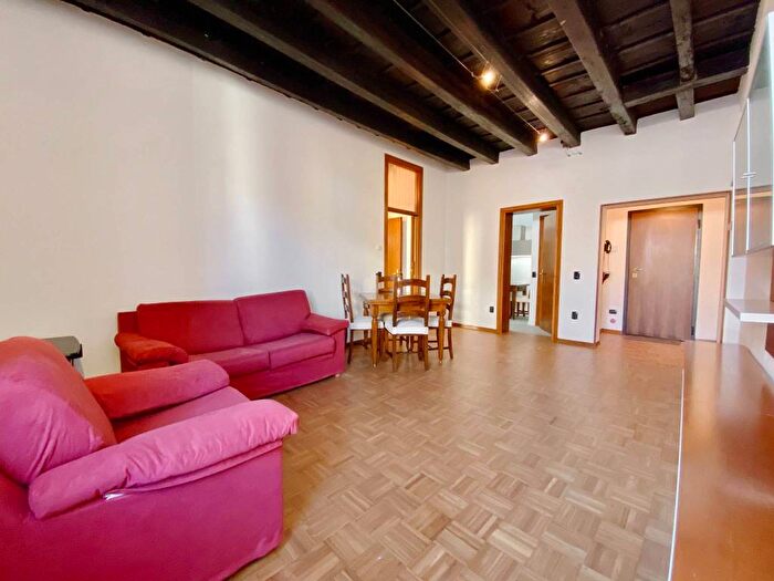 Appartamento trilocale in affitto in Vicolo Storto, Veronetta, Verona