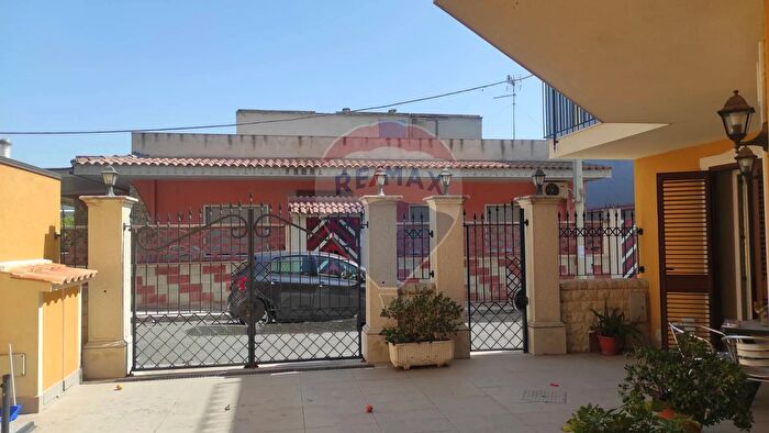 Casa con 8 locali in vendita in Via Serg Cavallo, Rosolini