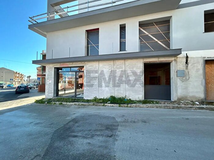 Appartamento trilocale in affitto in Via U Foscolo Ang Settembrini, Pachino