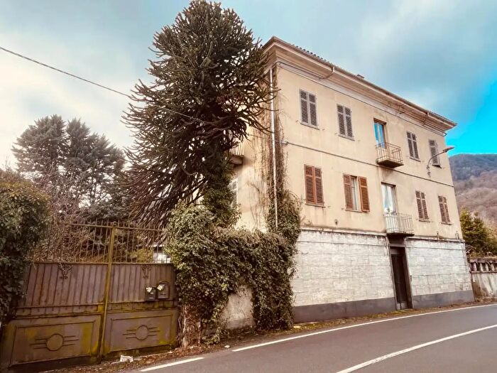 Casa con 6 locali in vendita in Frazione Falcero, Valdilana
