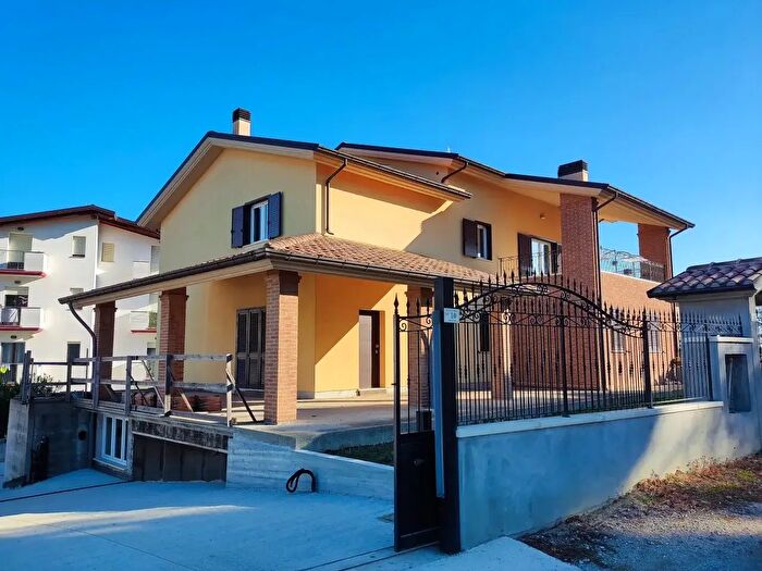 Casa quadrilocale in vendita in Via delle Fresie, Pineto