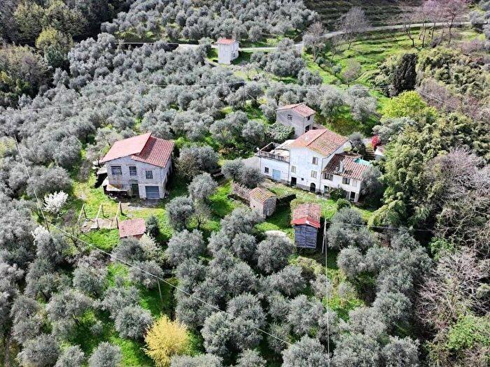 Casa con 13 locali in vendita in Lucca