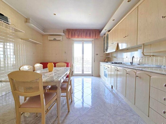Appartamento trilocale in vendita in Via Etna, Centro, Casoria