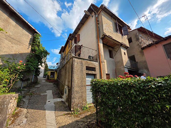 Casa con 5 locali in vendita in Via Centrale, Molazzana