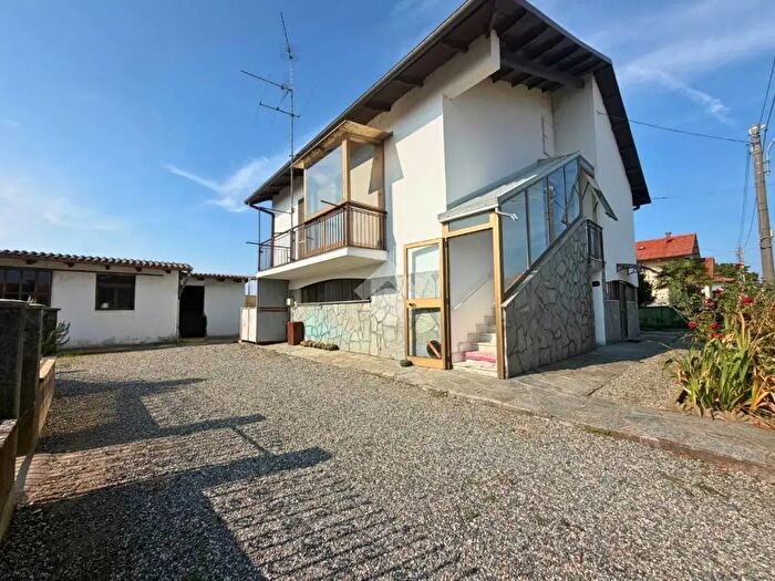 Casa con 5 locali in vendita in Via Gioachino Rossini, Bianze'
