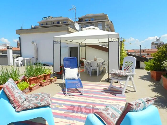 Appartamento con 5 locali in vendita in Viale Italia, Cecina