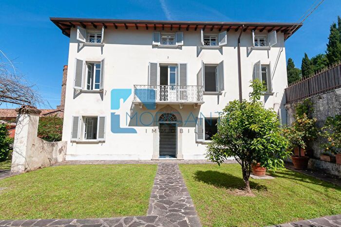 Casa con 7 locali in vendita in Pietrasanta