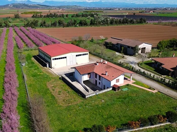 Casa con 5 locali in vendita in Villafranca Di Verona