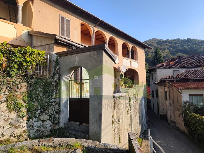 Casa con 8 locali in vendita in Lovario, Borgosesia