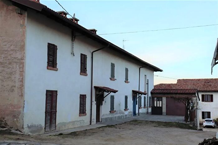 Casa con 9 locali in vendita in Mango Cuneo, Mango