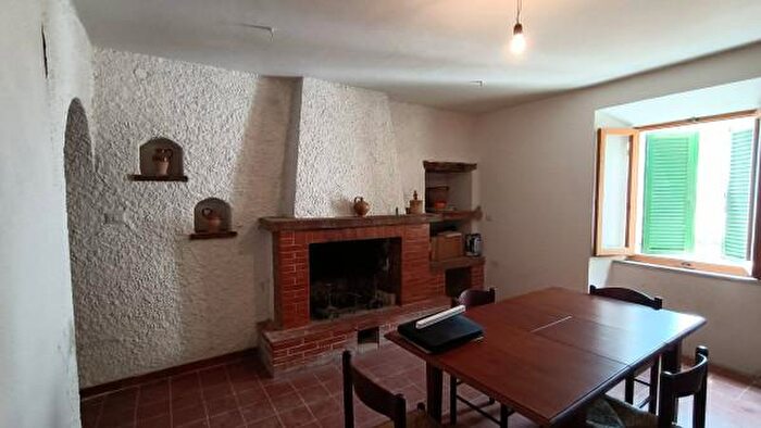 Casa con 6 locali in vendita in Nocera Umbra