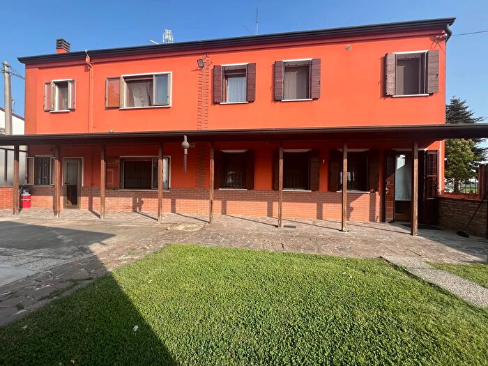 Casa con 5 locali in vendita in Via Valli, Lendinara