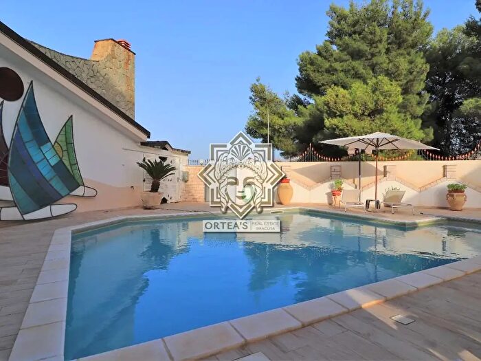 Casa con 12 locali in vendita in Viale Vittorio Veneto, Floridia