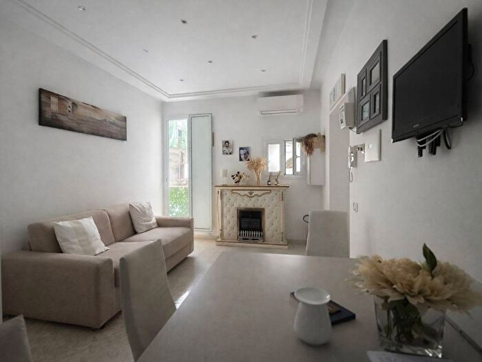 Appartamento bilocale in affitto in Piazza Camillo Benso di Cavour, Sanità, Napoli