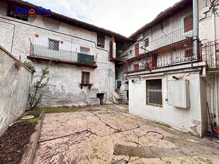 Casa con 7 locali in vendita in Via Ponte Romano, Aosta