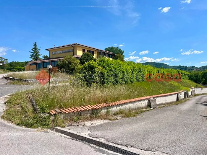Casa con 15 locali in vendita in Via Cavone Snc, Rieti