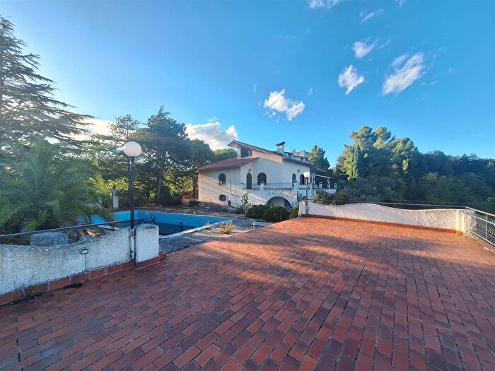 Casa con 11 locali in vendita in San Severino Marche