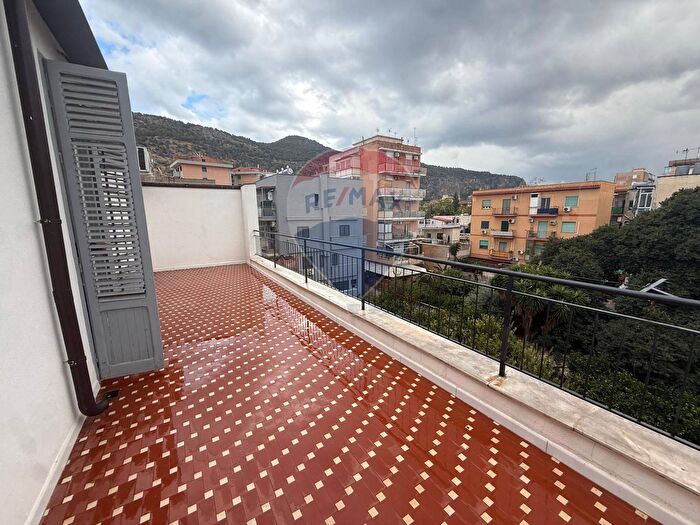 Appartamento con 5 locali in vendita in Fondo Mineo, Palermo