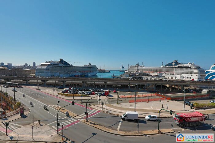 Appartamento con 10 locali in vendita in Via Bruno Buozzi, Genova