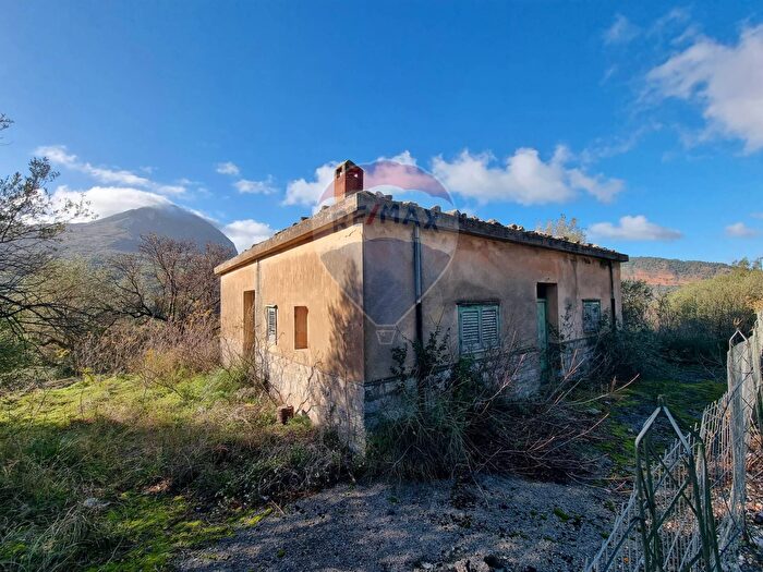Casa quadrilocale in vendita in Strada Statale Sp Snc, Scillato