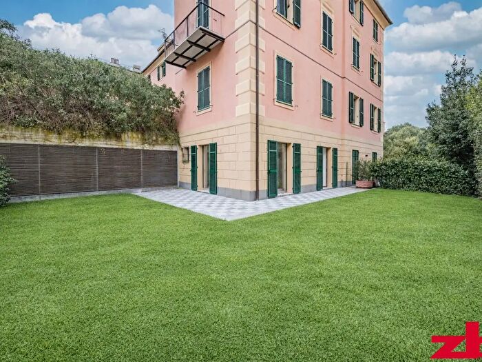 Appartamento con 5 locali in vendita in Via Priaruggia, Genova