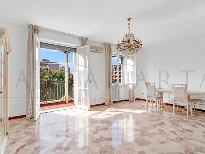 Appartamento trilocale in vendita in Viale San Gimignano, Milano
