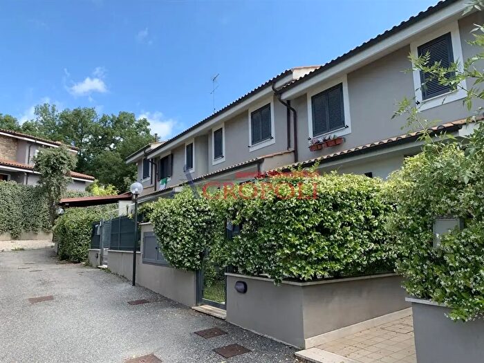 Appartamento trilocale in vendita in Via Falcone, Manziana