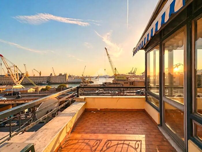 Appartamento quadrilocale in vendita in Via di Santa Croce, Genova