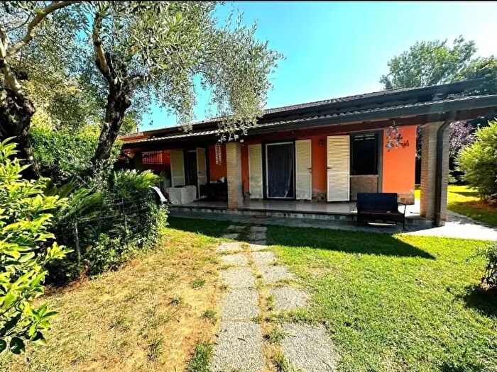 Casa quadrilocale in vendita in Massa