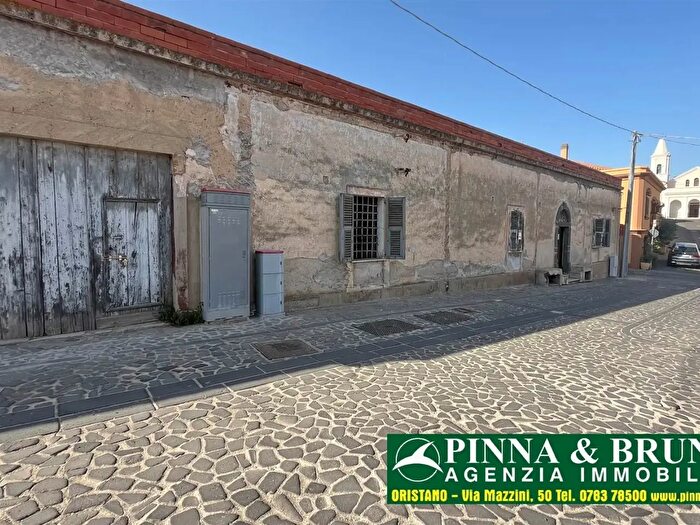 Casa con 9 locali in vendita in Via Is Grazias, Solarussa