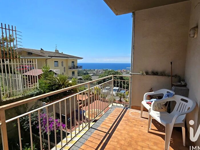 Appartamento con 5 locali in vendita in Via delle Viole, Genova