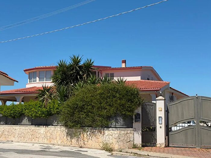 Casa con 10 locali in vendita in Via Lido Sacramento, Siracusa