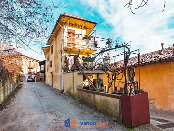 Casa con 6 locali in affitto in Via Salita al Castello, Dogliani