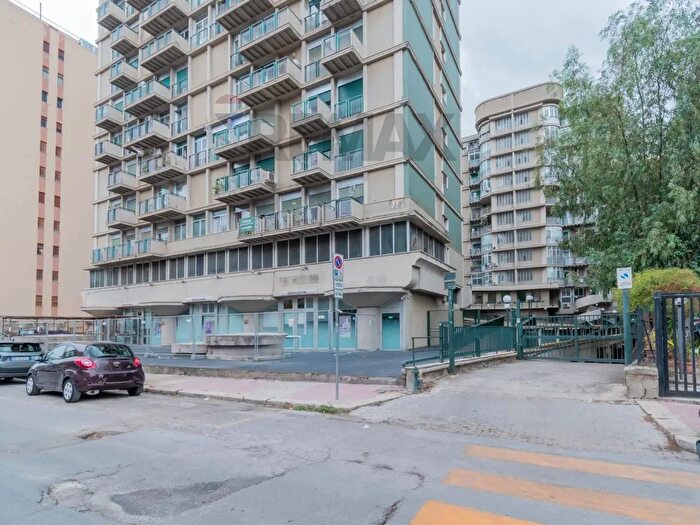 Appartamento trilocale in vendita in Viale delle Alpi, Palermo
