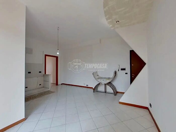 Appartamento trilocale in vendita in Via Monte Grappa, Lazzate