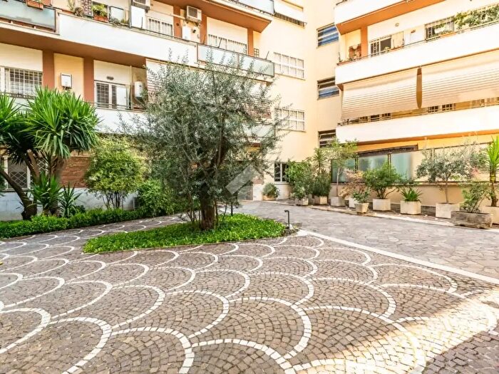 Appartamento quadrilocale in vendita in Via Nostra Signora di Lourdes, Roma