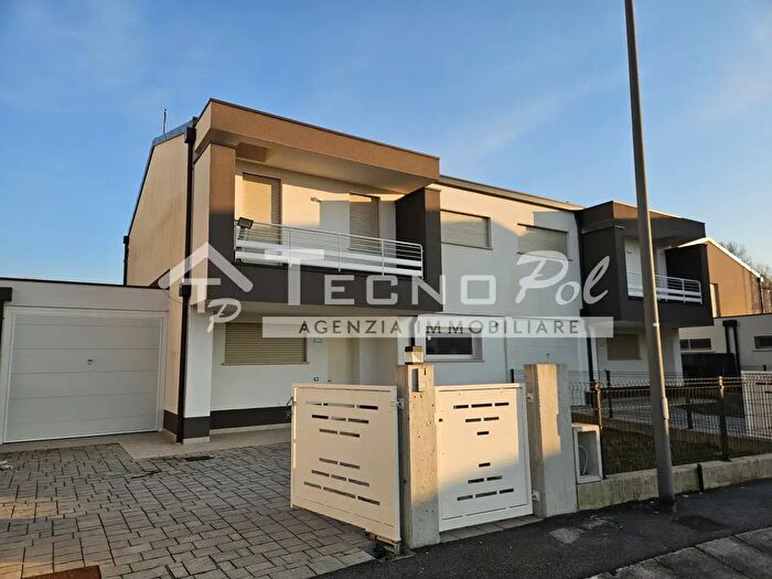 Casa con 5 locali in vendita in Via Roma Loreggia, Loreggia