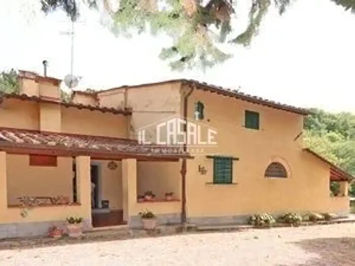 Casa con 7 locali in vendita in Vicchio