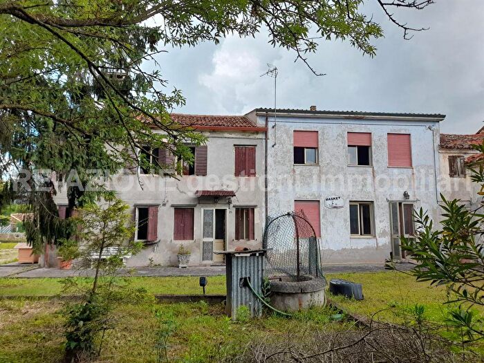 Casa con 10 locali in vendita in Noventa Vicentina