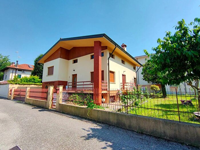 Casa con 11 locali in vendita in Via Armando Bernardinis Udine, Udine