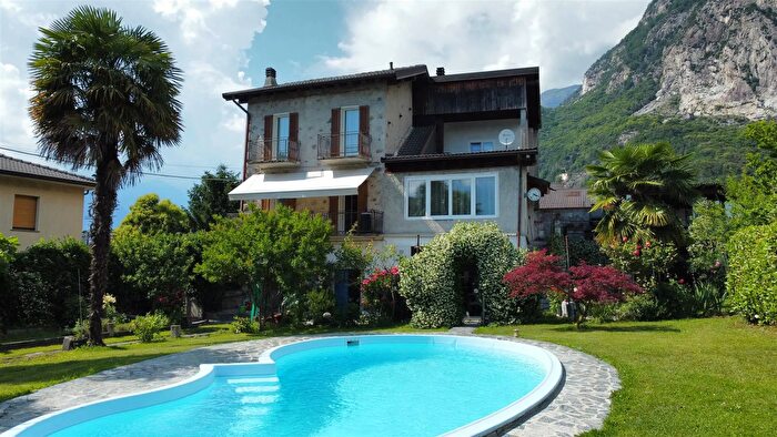 Casa con 10 locali in vendita in Via Postale, Novate Mezzola