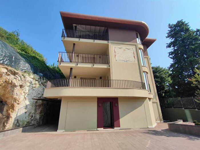 Appartamento trilocale in affitto in VIA CAROTO, Borgo Venezia, Verona