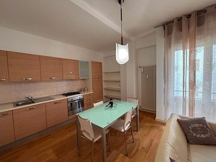 Appartamento trilocale in affitto in Via Adigetto, Cittadella Porta Nuova, Verona