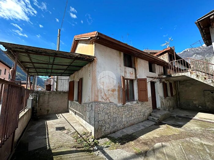 Casa quadrilocale in vendita in Via Casa Bianca, Esine