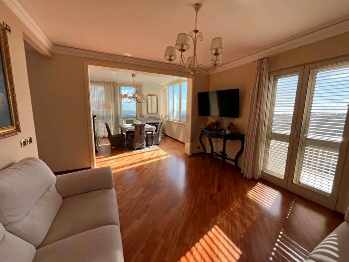 Appartamento con 7 locali in vendita in Via Aldo Moro, Ragusa