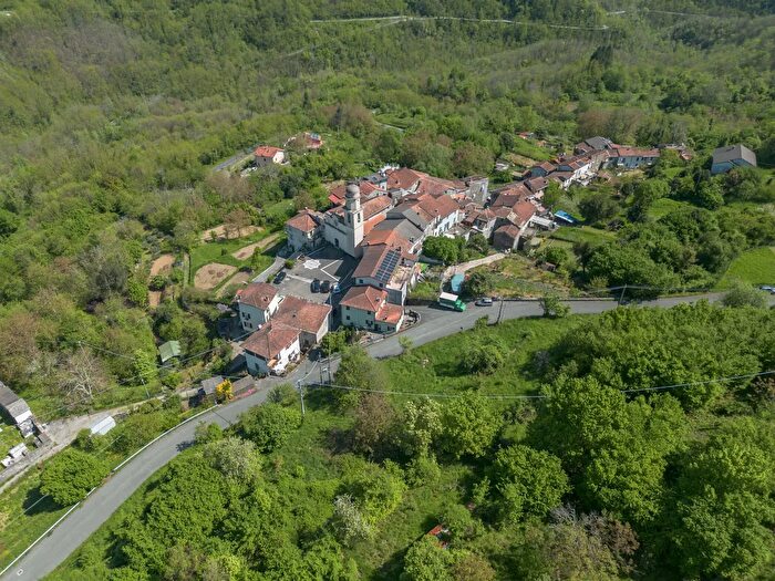 Casa con 8 locali in vendita in Via della Libertà, Carro